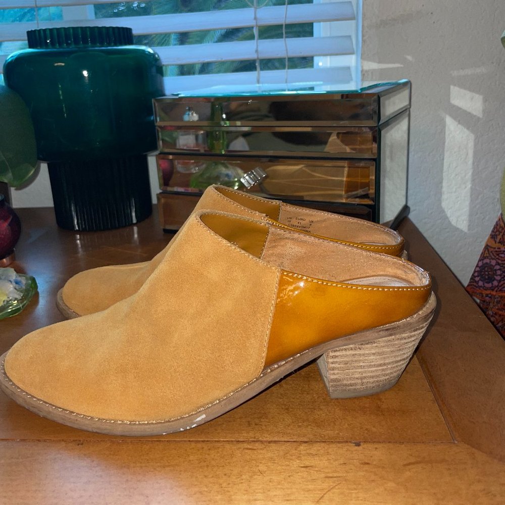 Kelsi Dagger Suede Mules with Block heel in Honey